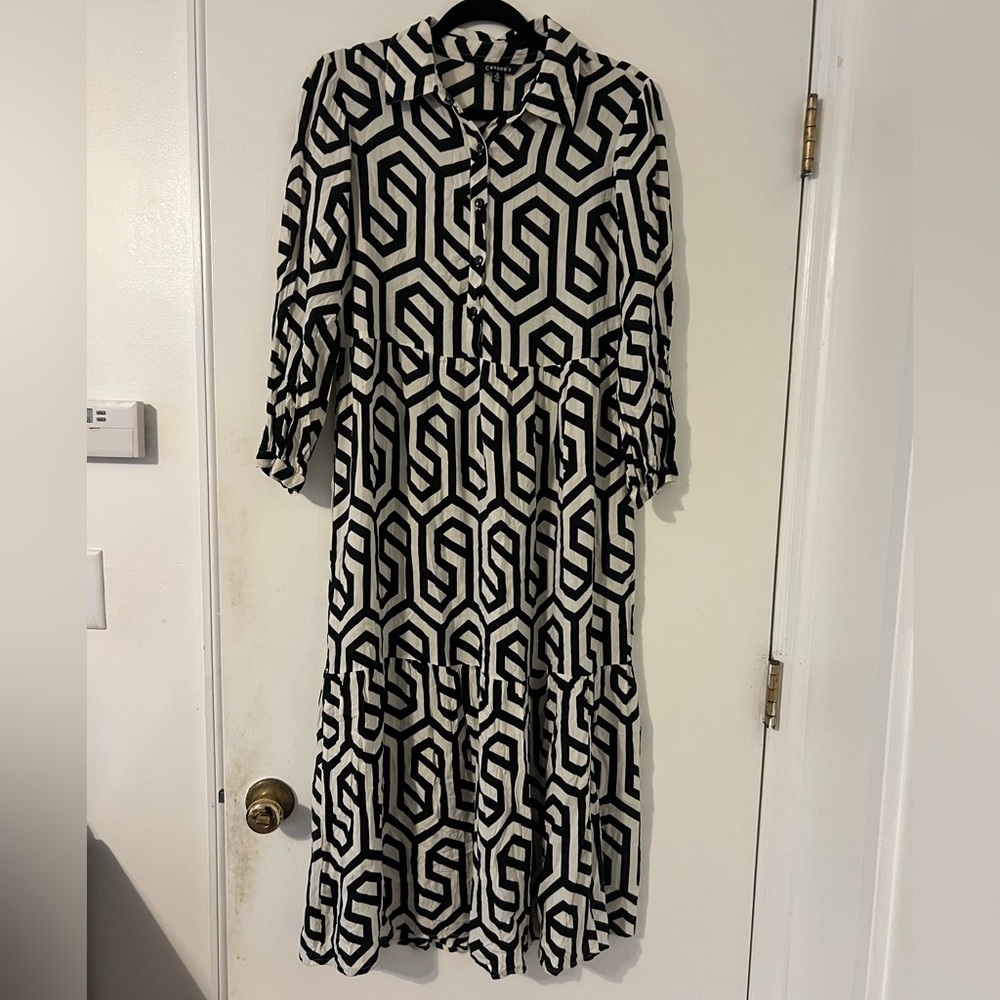 Geometric Black and White Dress size Small (E121)
